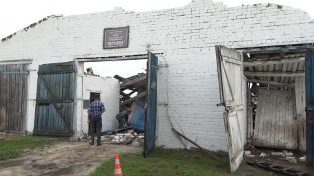 В Берёзовском районе сильным ветром разрушило крышу фермы